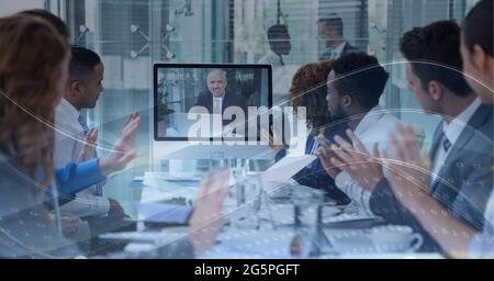 Zusammensetzung des Netzes der digitalen Bildschirme über den Leuten, die in der Geschäftsvideositzung klatschen Stockfoto