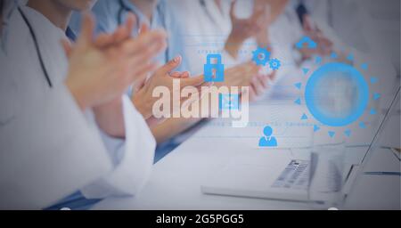 Aufbau eines Netzwerks von digitalen Symbolen über das Klatschen der Ärzte Stockfoto