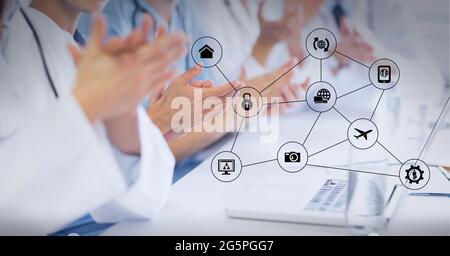 Aufbau eines Netzwerks von digitalen Symbolen über das Klatschen der Ärzte Stockfoto