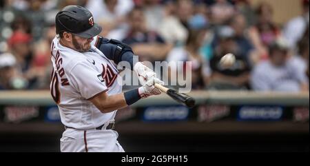 Minneapolis, Usa. Juni 2021. Minnesota Twins dritter Baseman Josh Donaldson (20) traf einen dritten Inning Solo-Heimlauf. Die Minnesota Twins veranstalteten die Cleveland Indians am 27. Juni 2021 in Minneapolis, Minnesota. (Foto: Jerry holt/Minneapolis Star Tribune/TNS/Sipa USA) Kredit: SIPA USA/Alamy Live News Stockfoto