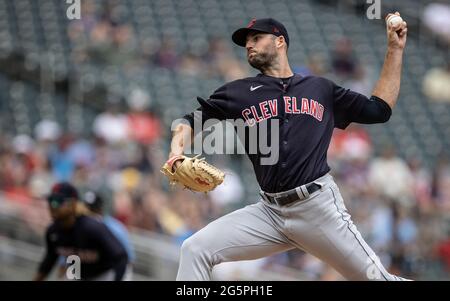 Minneapolis, Usa. Juni 2021. Die Cleveland-Indianer, die den Pitcher Sam Hentges (31) startten, warfen im zweiten Inning einen Pitch. Die Minnesota Twins besiegten die Cleveland Indians 8-2 im Zielfeld am Sonntag, dem 27. Juni 2021 in Minneapolis, Minn. (Foto von Jerry holt/Minneapolis Star Tribune/TNS/Sipa USA) Kredit: SIPA USA/Alamy Live News Stockfoto