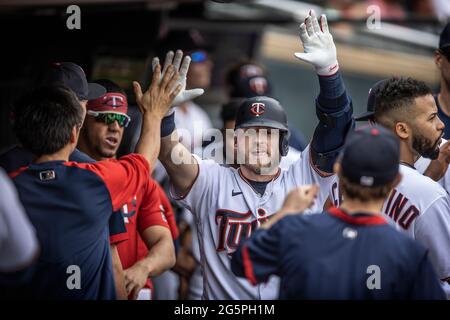 Minneapolis, Usa. Juni 2021. Minnesota Twins dritter Baseman Josh Donaldson (20) feierte im dritten Inning seinen Solo-Heimlauf. Die Minnesota Twins veranstalteten die Cleveland Indians am 27. Juni 2021 in Minneapolis, Minnesota. (Foto: Jerry holt/Minneapolis Star Tribune/TNS/Sipa USA) Kredit: SIPA USA/Alamy Live News Stockfoto