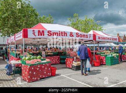 Farbenfroher Obst- und Gemüsestand auf dem Thame-Markt, Oxfordshire, England. Stockfoto