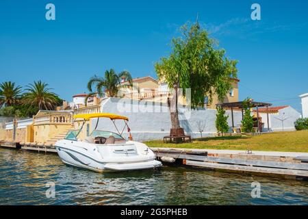 Schöne und gemütliche Ferienort, Empuriabrava Stadt in Sommeratmosphäre, Kanal mit Yachten und kleinen Booten, Costa Brava, Katalonien in Spanien Stockfoto