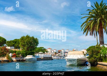 Schöne und gemütliche Ferienort, Empuriabrava Stadt in Sommeratmosphäre, Kanal mit Yachten und kleinen Booten, Costa Brava, Katalonien in Spanien Stockfoto