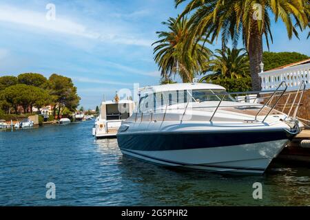 Schöne und gemütliche Ferienort, Empuriabrava Stadt in Sommeratmosphäre, Kanal mit Yachten und kleinen Booten, Costa Brava, Katalonien in Spanien Stockfoto