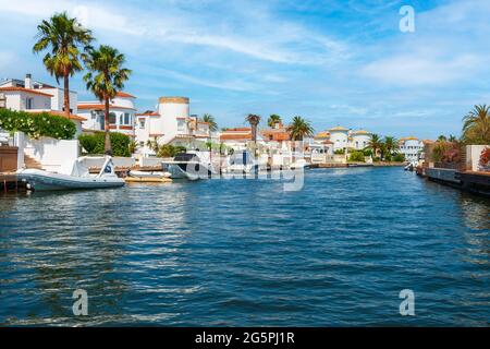 Schöne und gemütliche Ferienort, Empuriabrava Stadt in Sommeratmosphäre, Kanal mit Yachten und kleinen Booten, Costa Brava, Katalonien in Spanien Stockfoto