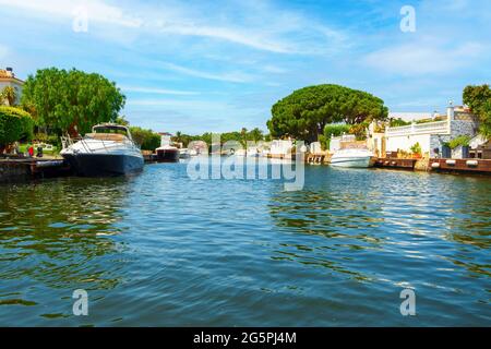 Schöne und gemütliche Ferienort, Empuriabrava Stadt in Sommeratmosphäre, Kanal mit Yachten und kleinen Booten, Costa Brava, Katalonien in Spanien Stockfoto