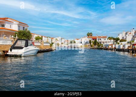 Schöne und gemütliche Ferienort, Empuriabrava Stadt in Sommeratmosphäre, Kanal mit Yachten und kleinen Booten, Costa Brava, Katalonien in Spanien Stockfoto