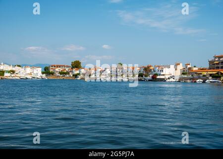 Schöne und gemütliche Ferienort, Empuriabrava Stadt in Sommeratmosphäre, Kanal mit Yachten und kleinen Booten, Costa Brava, Katalonien in Spanien Stockfoto