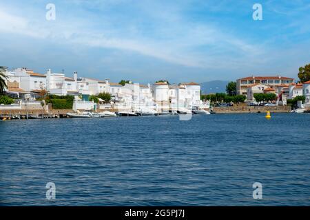 Schöne und gemütliche Ferienort, Empuriabrava Stadt in Sommeratmosphäre, Kanal mit Yachten und kleinen Booten, Costa Brava, Katalonien in Spanien Stockfoto