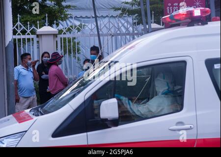 Phnom Penh, Kambodscha. 29. Juni 2021. Seit 4 Monaten kämpft Phnom Penh gegen einen COVID - 19-Anstieg. Ein EMT in voller PSA wartet in einem Krankenwagen, um eine Gruppe von Kambodschanern abzuholen, die alle positiv auf das Virus getestet haben. Quelle: Kraig lieb / Alamy Live News Stockfoto