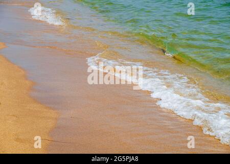 Schöne schöne blaue Mittelmeer Hintergrund in der charmanten Ferienort Empuriabrava, Costa Brava, Provinz Girona, Katalonien in Spanien Stockfoto