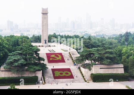 Nanjing, China. Juni 2021. Die Themenblumenschau wird anlässlich des 100. Jahrestages der Gründung der Kommunistischen Partei Chinas am 28. Juni 2021 in Nanjing, Jiangsu, China, abgehalten.(Foto: TPG/cnsphotos) Quelle: TopPhoto/Alamy Live News Stockfoto