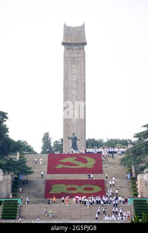 Nanjing, China. Juni 2021. Die Themenblumenschau wird anlässlich des 100. Jahrestages der Gründung der Kommunistischen Partei Chinas am 28. Juni 2021 in Nanjing, Jiangsu, China, abgehalten.(Foto: TPG/cnsphotos) Quelle: TopPhoto/Alamy Live News Stockfoto