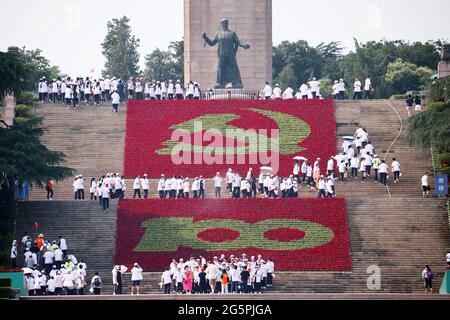 Nanjing, China. Juni 2021. Die Themenblumenschau wird anlässlich des 100. Jahrestages der Gründung der Kommunistischen Partei Chinas am 28. Juni 2021 in Nanjing, Jiangsu, China, abgehalten.(Foto: TPG/cnsphotos) Quelle: TopPhoto/Alamy Live News Stockfoto