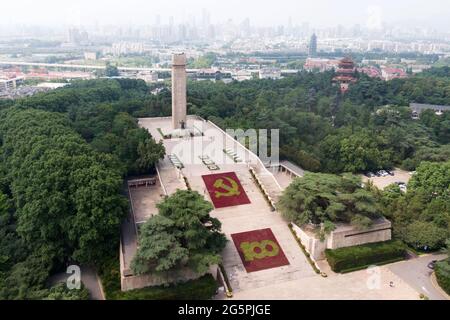 Nanjing, China. Juni 2021. Die Themenblumenschau wird anlässlich des 100. Jahrestages der Gründung der Kommunistischen Partei Chinas am 28. Juni 2021 in Nanjing, Jiangsu, China, abgehalten.(Foto: TPG/cnsphotos) Quelle: TopPhoto/Alamy Live News Stockfoto