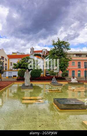 Platz Al Muthamid mit Brunnen und modernen Skulpturen,Silves, Algarve, Portugal Stockfoto