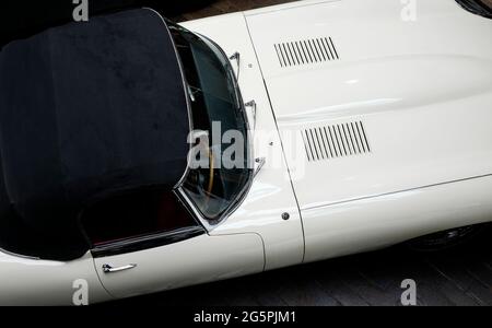 Überblick über den weißen klassischen Sportwagen etype jaguar Stockfoto