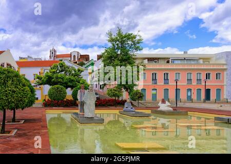 Platz Al Muthamid mit Brunnen und modernen Skulpturen,Silves, Algarve, Portugal Stockfoto