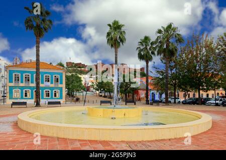 Brunnen mit Blick auf die Festung Silves, Algarve, Portugal Stockfoto