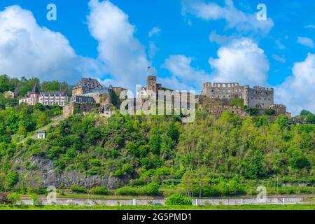 Mächtige mittelalterliche Festung Rheinfels Schloss am Rheinburgenweg in St. Goar, Oberes Mittelrheintal, UNESCO-Weltkulturerbe, Deutschland Stockfoto