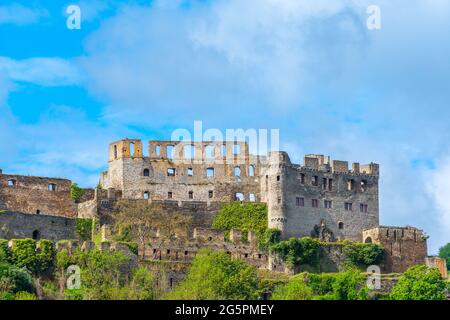 Mächtige mittelalterliche Festung Rheinfels Schloss am Rheinburgenweg in St. Goar, Oberes Mittelrheintal, UNESCO-Weltkulturerbe, Deutschland Stockfoto