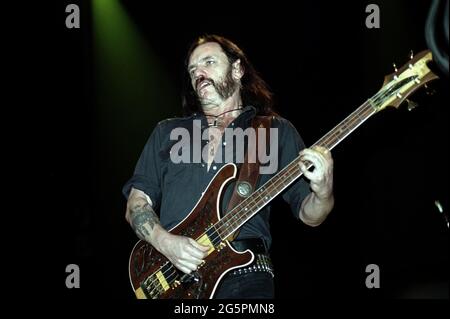 Italien Mailand , 09. Juni 2001 „Gods of Metal 2001“ im PalaVobis von Mailand: Motorhead-Sänger und Bassist Lemmy Kilmister während des Konzerts Stockfoto