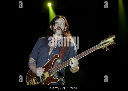 Italien Mailand , 09. Juni 2001 „Gods of Metal 2001“ im PalaVobis von Mailand: Motorhead-Sänger und Bassist Lemmy Kilmister während des Konzerts Stockfoto