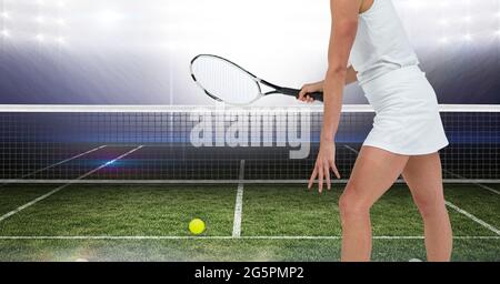 Zusammensetzung einer Tennisspielerin mit Tennisschläger auf dem Tennisplatz Stockfoto