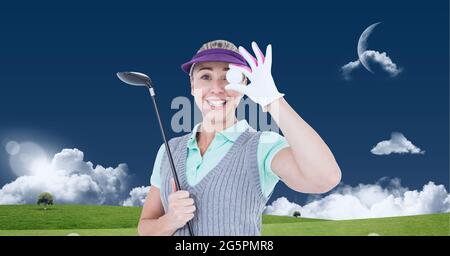 Zusammensetzung der weiblichen Golfspielerin mit Schläger und Golfball im Freien Stockfoto