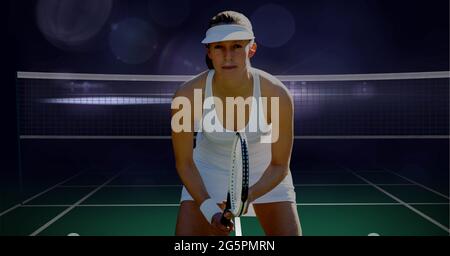 Zusammensetzung einer Tennisspielerin mit Tennisschläger auf dem Tennisplatz Stockfoto