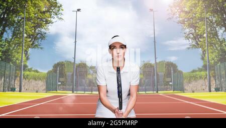 Zusammensetzung einer Tennisspielerin mit Tennisschläger auf dem Tennisplatz Stockfoto