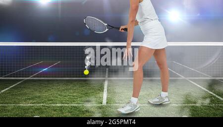 Zusammensetzung einer Tennisspielerin mit Tennisschläger auf dem Tennisplatz Stockfoto