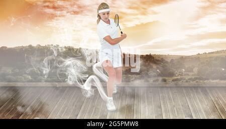 Zusammensetzung einer Tennisspielerin, die im Freien einen Tennisschläger hält Stockfoto