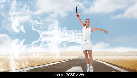 Zusammensetzung einer Tennisspielerin, die einen Tennisschläger auf dem Sportplatz hält Stockfoto