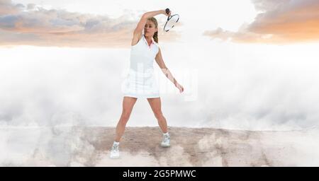 Zusammensetzung einer Tennisspielerin, die im Freien einen Tennisschläger hält Stockfoto