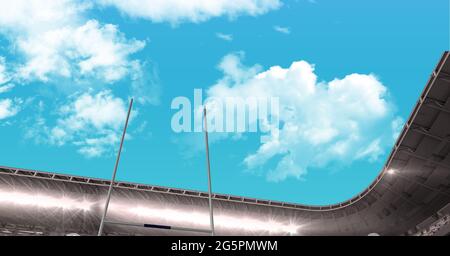 Zusammensetzung von leerem Rugby-Stadion mit Lichtern über blauem Himmel und Wolken Stockfoto