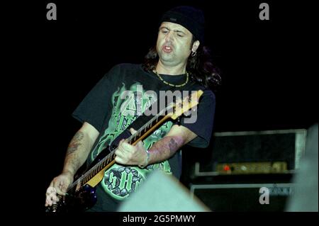 Italien Mailand , 09. Juni 2001 'Gods of Metal 2001' im PalaVobis von Mailand:der Gitarrist des Motorhead, Phil Campbell, während des Konzerts Stockfoto