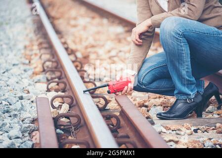 Bauingenieurteam mit Bauplan für das Projekt vor Ort, das in der Produktionsanlage für Eisenbahngleise arbeitet. Konzept Der Industrietechnik. Stockfoto