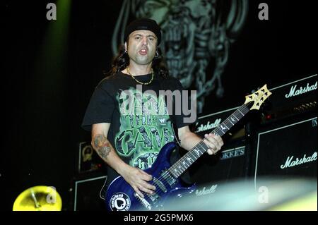 Italien Mailand , 09. Juni 2001 'Gods of Metal 2001' im PalaVobis von Mailand:der Gitarrist des Motorhead, Phil Campbell, während des Konzerts Stockfoto