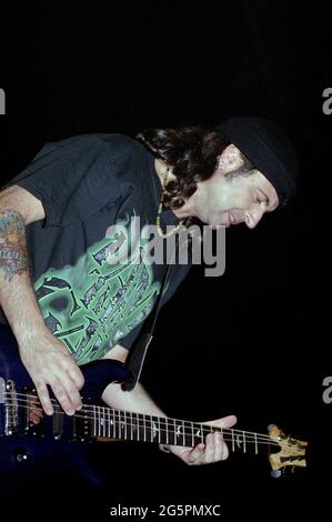 Italien Mailand , 09. Juni 2001 'Gods of Metal 2001' im PalaVobis von Mailand:der Gitarrist des Motorhead, Phil Campbell, während des Konzerts Stockfoto