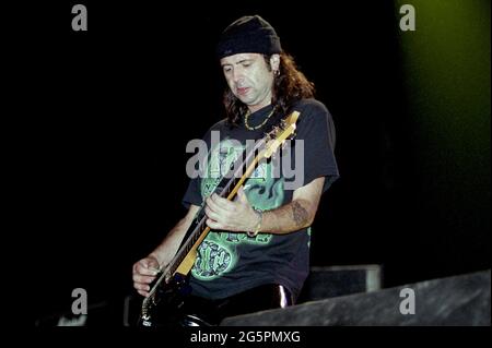 Italien Mailand , 09. Juni 2001 'Gods of Metal 2001' im PalaVobis von Mailand:der Gitarrist des Motorhead, Phil Campbell, während des Konzerts Stockfoto