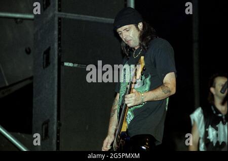 Italien Mailand , 09. Juni 2001 'Gods of Metal 2001' im PalaVobis von Mailand:der Gitarrist des Motorhead, Phil Campbell, während des Konzerts Stockfoto