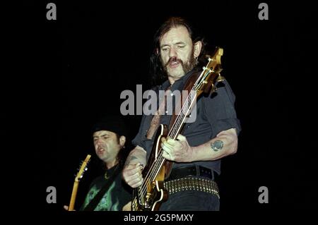 Italien Mailand , 09. Juni 2001 'Gods of Metal 2001' im PalaVobis von Mailand:Motorhead-Sänger und Bassist Lemmy Kilmister und der Gitarrist Phil Campbell während des Konzerts Stockfoto