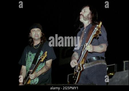 Italien Mailand , 09. Juni 2001 'Gods of Metal 2001' im PalaVobis von Mailand:Motorhead-Sänger und Bassist Lemmy Kilmister und der Gitarrist Phil Campbell während des Konzerts Stockfoto