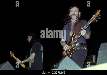 Italien Mailand , 09. Juni 2001 'Gods of Metal 2001' im PalaVobis von Mailand:Motorhead-Sänger und Bassist Lemmy Kilmister und der Gitarrist Phil Campbell während des Konzerts Stockfoto