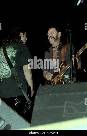 Italien Mailand , 09. Juni 2001 'Gods of Metal 2001' im PalaVobis von Mailand:Motorhead-Sänger und Bassist Lemmy Kilmister und der Gitarrist Phil Campbell während des Konzerts Stockfoto