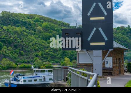 Schild mit Hinweis auf entgegenkommenden Verkehr auf dem schmalen Rhein, St. Goar, Oberes Mittelrheintal, UNESCO-Weltkulturerbe, Rheinland-Pfalz Deutschland Stockfoto