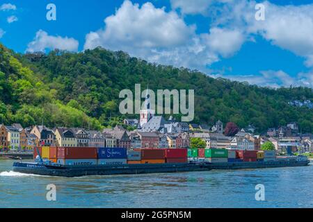 Stadtbild des mittelalterlichen St. Goar mit einem Containerschiff flussaufwärts, Oberes Mittelrheintal, UNESCO-Weltkulturerbe, Rheinland-Pfalz Deutschland Stockfoto